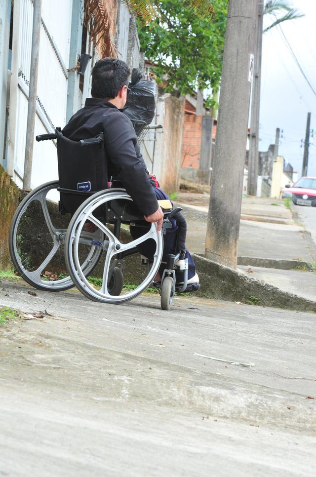 JOINVILLE,SC,BRASIL,20-11-2017.Acessibilidade.Nelson Farias,cadeirante que sofreu acidente de trânsito por falta de calçada.(Foto:Salmo Duarte/A Notícia) JOINVILLE,SC,BRASIL,20-11-2017.Acessibilidade.Nelson Farias,cadeirante que sofreu acidente de trânsito por falta de calçada.(Foto:Salmo Duarte/A Notícia)