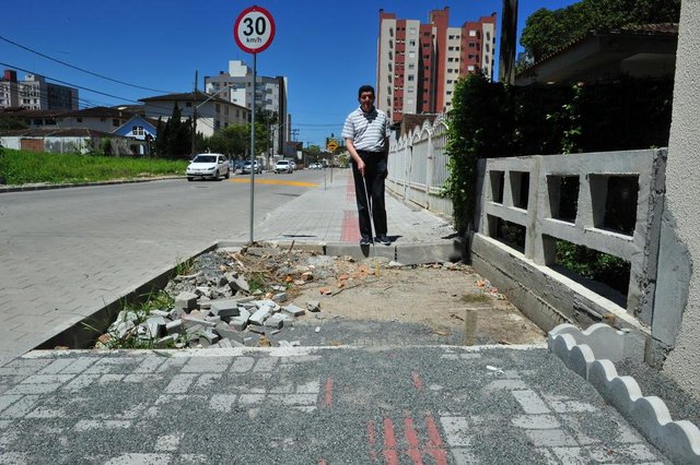JOINVILLE,SC,BRASIL,16-11-2017.Osmar Pavesi,cai em dos bueiros sem tampa ,na rua Miguel Couto.(Foto:Salmo Duarte/A Notícia) JOINVILLE,SC,BRASIL,16-11-2017.Osmar Pavesi,cai em dos bueiros sem tampa ,na rua Miguel Couto.(Foto:Salmo Duarte/A Notícia)