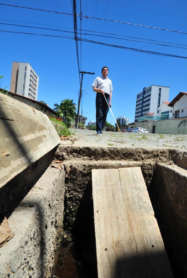 JOINVILLE,SC,BRASIL,16-11-2017.Osmar Pavesi,cai em dos bueiros sem tampa ,na rua Miguel Couto.(Foto:Salmo Duarte/A Notícia) JOINVILLE,SC,BRASIL,16-11-2017.Osmar Pavesi,cai em dos bueiros sem tampa ,na rua Miguel Couto.(Foto:Salmo Duarte/A Notícia)