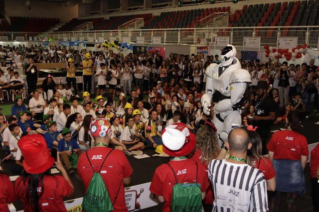 RobóticaNeste fim de semana a cidade de Joinville sediou dois evento de robótica, abertos a comunidade, voltados às pessoas que queriam conhecer carreiras tecnológicas. Um dos espaços que foi dominado por robôs, foi o Centreventos Cau Hansen. No local ocorreu a etapa regional do First Lego League, promovido pelo Sesi. Já o desafio de robótica móvel do Senai, foi realizado no Garten Shopping. RobóticaNeste fim de semana a cidade de Joinville sediou dois evento de robótica, abertos a comunidade, voltados às pessoas que queriam conhecer carreiras tecnológicas. Um dos espaços que foi dominado por robôs, foi o Centreventos Cau Hansen. No local ocorreu a etapa regional do First Lego League, promovido pelo Sesi. Já o desafio de robótica móvel do Senai, foi realizado no Garten Shopping.