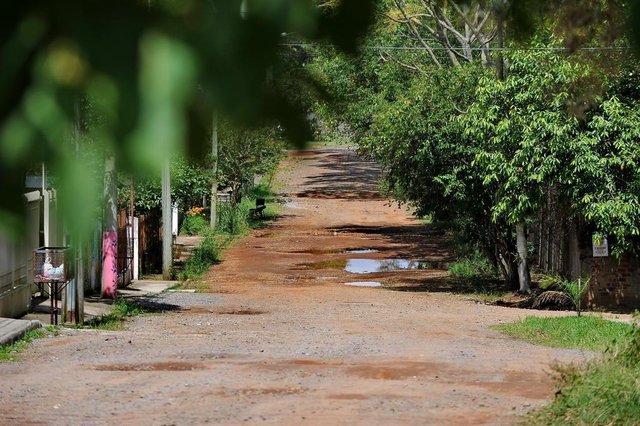  Santa Maria, RS, Brasil, 17/11/2017.A Vila Teresa tem ruas muito prec&aacute;rias, com in&uacute;meros buracos e esgoto a c&eacute;u aberto, no esgoto da rua Elp&iacute;dio Menezes v&aacute;rios ve&iacute;culos j&aacute; ca&iacute;ram l&aacute;.