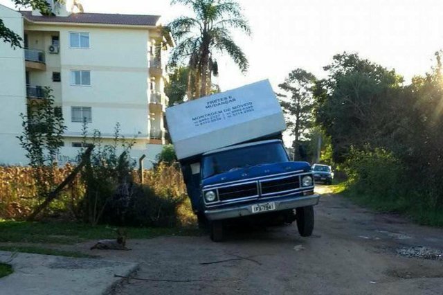 A Vila Teresa tem ruas muito prec&aacute;rias, com in&uacute;meros buracos e esgoto a c&eacute;u aberto, no esgoto da rua Elp&iacute;dio Menezes v&aacute;rios ve&iacute;culos j&aacute; ca&iacute;ram l&aacute;.  
