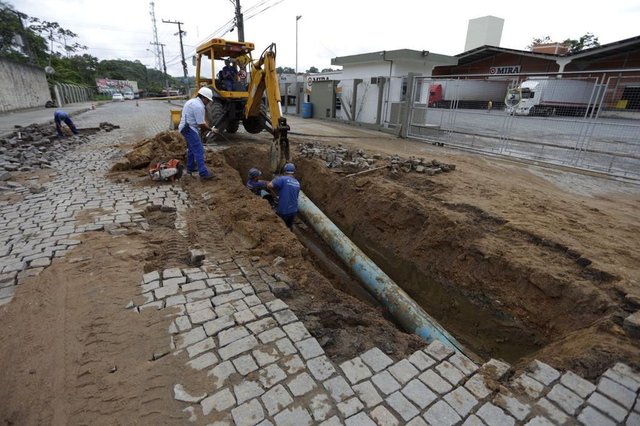 Rompimento, adutora, Rua Ari Barroso, Blumenau Rompimento, adutora, Rua Ari Barroso, Blumenau