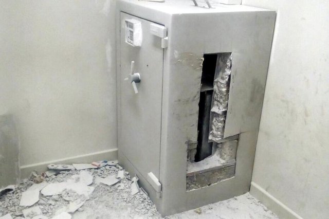 PRF prende quatro homens que arrombaram cofre de banco em Curitiba e recupera R$ 109 mil em dinheiro na BR 101 em Joinville PRF prende quatro homens que arrombaram cofre de banco em Curitiba e recupera R$ 109 mil em dinheiro na BR 101 em Joinville