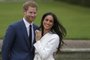  Britain's Prince Harry stands with his fiancée US actress Meghan Markle as she shows off her engagement ring whilst they pose for a photograph in the Sunken Garden at Kensington Palace in west London on November 27, 2017, following the announcement of their engagement.Britain's Prince Harry will marry his US actress girlfriend Meghan Markle early next year after the couple became engaged earlier this month, Clarence House announced on Monday. / AFP PHOTO / Daniel LEAL-OLIVASEditoria: HUMLocal: LondonIndexador: DANIEL LEAL-OLIVASSecao: imperial and royal mattersFonte: AFPFotógrafo: STR
