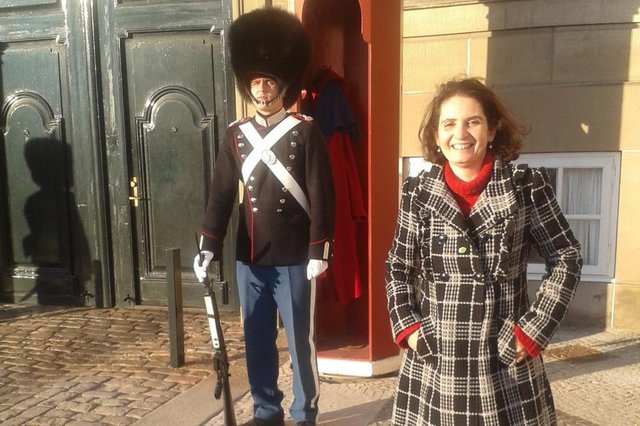 Em 2013, na Dinamarca. Na foto, guarda do palácio da Rainha e Marcia.