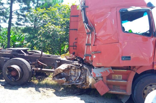 Acidente entre dois caminhões na BR-470 em Pouso Redondo