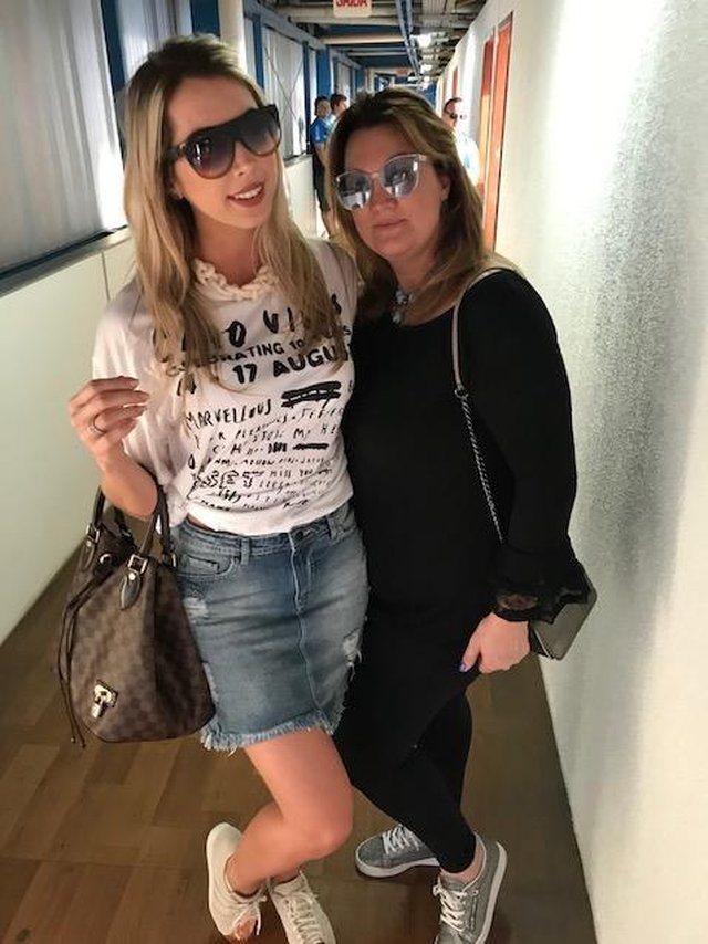 LEGENDA FOTO 3Pamela, de São Pedro de Alcântara, é a nova namorada do lateral Maico do Avaí e com sua mãe tem ido a todos os jogos na Ressacada.CRÉDITOCacau Menezes LEGENDA FOTO 3Pamela, de São Pedro de Alcântara, é a nova namorada do lateral Maico do Avaí e com sua mãe tem ido a todos os jogos na Ressacada.CRÉDITOCacau Menezes