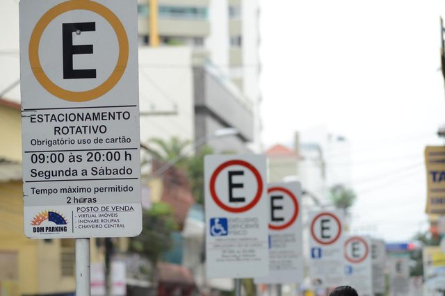 BALNEÁRIO CAMBORIU,SC,BRASIL, 03/07/2015: Preço de estacionamento da Área Azul está fracionado e troco é de três centavos. BALNEÁRIO CAMBORIU,SC,BRASIL, 03/07/2015: Preço de estacionamento da Área Azul está fracionado e troco é de três centavos.