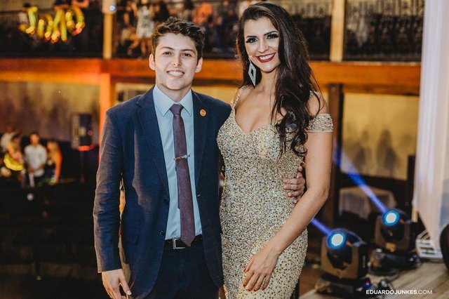 LEGENDA FOTO 4Depois de mostrar suas ideias em recente entrevista para Cacau, no JA, nosso manezinho Israel Rocha foi convidado para apresentar o concurso Miss e Mister Joinville no último sábado, ao lado da Miss Santa Catarina Mundo 2017/2018, Thylara Brenner. CRÉDITOEduardo Junkes/Divulgação LEGENDA FOTO 4Depois de mostrar suas ideias em recente entrevista para Cacau, no JA, nosso manezinho Israel Rocha foi convidado para apresentar o concurso Miss e Mister Joinville no último sábado, ao lado da Miss Santa Catarina Mundo 2017/2018, Thylara Brenner. CRÉDITOEduardo Junkes/Divulgação