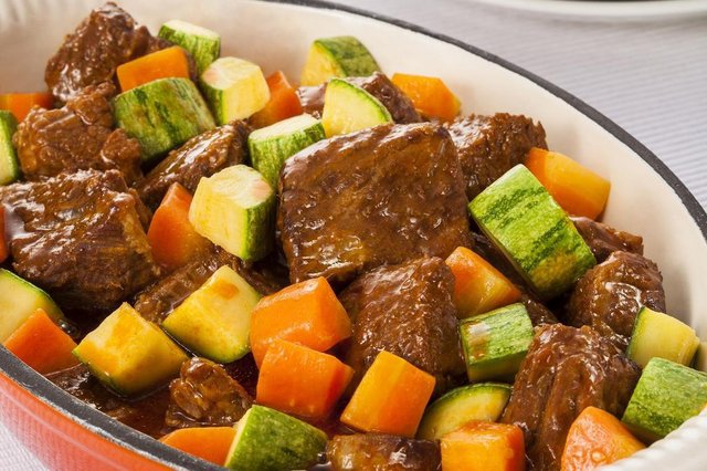 Ensopado de costela com ragu de legumes Ensopado de costela com ragu de legumes