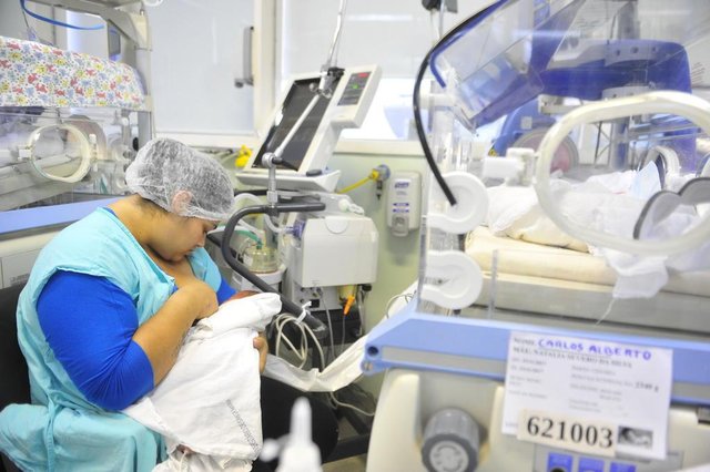 SANTA MARIA, RS, BRSAIL. 29/11/2017.M&eacute;dicos fazem cirurgia in&eacute;dita no Husm  - rec&eacute;m-nascido &eacute; operado ap&oacute;s o parto ligado a m&atilde;e pelo cord&atilde;o umbilical 1- Nat&aacute;lia Severo da Silva, 24 anos, m&atilde;e do beb&ecirc; -  atendente de restaurante2- Hiago  Pereira Simon, 22 anos, mec&acirc;nico &iquest; pai do beb&ecirc; 3- Carlos Alberto Severo Simon &iquest; rec&eacute;m &iquest; nascido Nasceu dia  23.11.17 &agrave;s 9:02 com 2, 340 kg com 34 semanas de gesta&ccedil;&atilde;o FOTO: GABRIEL HAESBAERT / NEWCO DSM