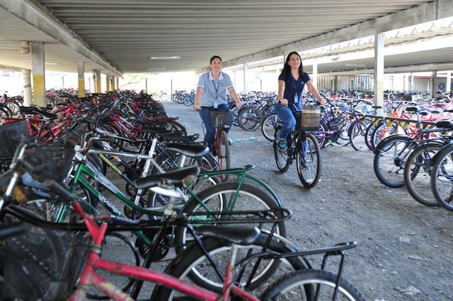 JOINVILLE,SC,BRASIL,28-11-2017.An no bairro Boa Vista,Vanessa Malinovisk (camisa escura) e Márcia Amorim de Andrade,trabalham na empresa Tupy e usam a ciclofaixa existente no bairro.(Foto:Salmo Duarte/A Notícia) JOINVILLE,SC,BRASIL,28-11-2017.An no bairro Boa Vista,Vanessa Malinovisk (camisa escura) e Márcia Amorim de Andrade,trabalham na empresa Tupy e usam a ciclofaixa existente no bairro.(Foto:Salmo Duarte/A Notícia)