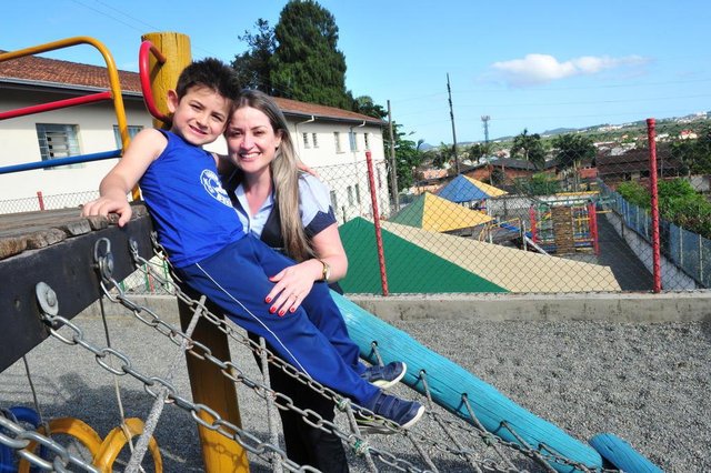 JOINVILLE,SC,BRASIL,28-11-2017.AN nos Bairros.AN visitou o bairro Boa Vista,Bakhita,Juliana Quadros, 32 anos, e o filho Arthur Henrique Quadros, 5 anos. Mãe e filho estudaram no Jardim de Infância Bakhita, que foi inaugurado há 63 anos no Boa Vista.(Foto:Salmo Duarte/A Notícia) JOINVILLE,SC,BRASIL,28-11-2017.AN nos Bairros.AN visitou o bairro Boa Vista,Bakhita,Juliana Quadros, 32 anos, e o filho Arthur Henrique Quadros, 5 anos. Mãe e filho estudaram no Jardim de Infância Bakhita, que foi inaugurado há 63 anos no Boa Vista.(Foto:Salmo Duarte/A Notícia)