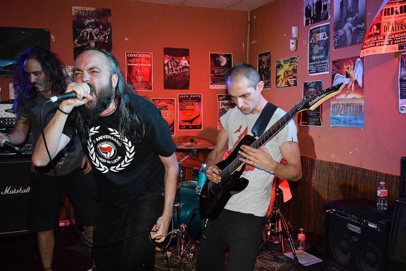 Entropiah: quinteto de metal pesado vindos diretamente de Mallorca, Espanha, lançaram este ano um split em vinil com o duo paulistano Test, chamado Bestiarium, mesmo nome da Tour Sudamerica 2017 que passa pelos estados do RJ / SP / SC / PR / RS / MG / Argentina e Uruguay.