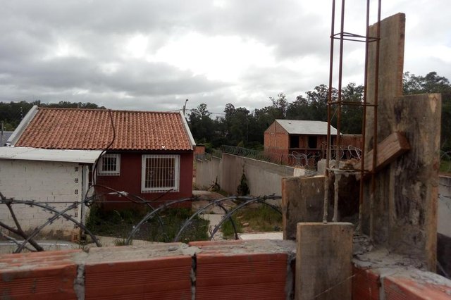 Lucas Lacerda Correia, 36 anos, guincheiro que tem materiais de construção furtados do terreno em que quer construir uma casa. Lucas Lacerda Correia, 36 anos, guincheiro que tem materiais de construção furtados do terreno em que quer construir uma casa.