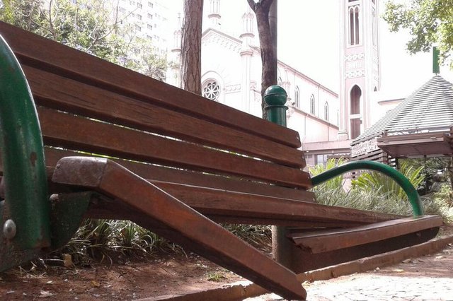 Estabelecimentos do entorno da Praça Dante são depredados em celebração de gremistas. Estabelecimentos do entorno da Praça Dante são depredados em celebração de gremistas.