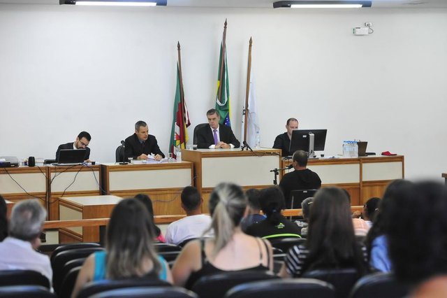 SANTA MARIA, RS, BRASIL. 30/11/2017.Nesta quinta-feira, 30 de novembro de 2017, ocorreu no Fórum de Santa Maria o júri popular de Carlos André da Silva Antonello, que, em abril de 2010, atropelou o ciclista Girlei Santos da Cunha, 23 anos. O ciclista morreu. Foi constatado que Carlos André teria bebido e tinha indícios de drogas ilícitas no resultado do exame de sangue. A acusação foi do Ministério Público com assistência do Núcleo de Práticas Jurídicas (NPJ) da Faculdade Metodista de Santa Maria (Fames). O advogado e professor Raphael Urbanetto Peres representou a assistência durante o júri popular.FOTO: GABRIEL HAESBAERT / NEWCO DSM SANTA MARIA, RS, BRASIL. 30/11/2017.Nesta quinta-feira, 30 de novembro de 2017, ocorreu no Fórum de Santa Maria o júri popular de Carlos André da Silva Antonello, que, em abril de 2010, atropelou o ciclista Girlei Santos da Cunha, 23 anos. O ciclista morreu. Foi constatado que Carlos André teria bebido e tinha indícios de drogas ilícitas no resultado do exame de sangue. A acusação foi do Ministério Público com assistência do Núcleo de Práticas Jurídicas (NPJ) da Faculdade Metodista de Santa Maria (Fames). O advogado e professor Raphael Urbanetto Peres representou a assistência durante o júri popular.FOTO: GABRIEL HAESBAERT / NEWCO DSM