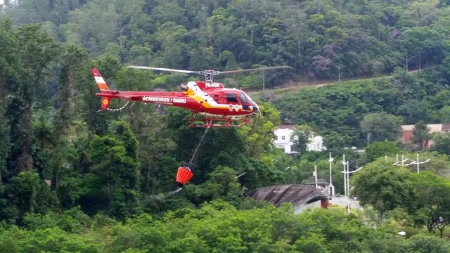 Helicóptero Arcanjo faz treinamento no Centro de Blumenau Helicóptero Arcanjo faz treinamento no Centro de Blumenau