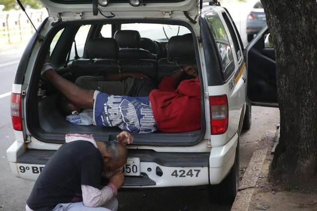 PORTOALEGRE-RS-BR 01.120.2017Por falta de vagas, criminosos ficam algemados em viaturas da brigada militar.FOTÓGRAFO: TADEU VILANI AGÊNCIARBS PORTOALEGRE-RS-BR 01.120.2017Por falta de vagas, criminosos ficam algemados em viaturas da brigada militar.FOTÓGRAFO: TADEU VILANI AGÊNCIARBS