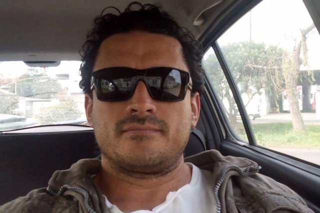 O motorista Giovanni Oliveira Fornari, 37 anos, que no início da tarde desta sexta-feira atropelou ao menos seis pessoas no calçadão do centro de Lages, morreu por volta de 17h desta sexta-feira, no hospital Nossa Senhora dos Prazeres, na cidade serrana. A causa da morte ainda não foi confirmada. Ao fugir do local do crime após os atropelamentos e ser abordado pela Polícia Militar (PM), Fornari tentou atingir os policiais com uma faca, mas foi baleado na região do abdômen. O motorista Giovanni Oliveira Fornari, 37 anos, que no início da tarde desta sexta-feira atropelou ao menos seis pessoas no calçadão do centro de Lages, morreu por volta de 17h desta sexta-feira, no hospital Nossa Senhora dos Prazeres, na cidade serrana. A causa da morte ainda não foi confirmada. Ao fugir do local do crime após os atropelamentos e ser abordado pela Polícia Militar (PM), Fornari tentou atingir os policiais com uma faca, mas foi baleado na região do abdômen.