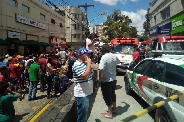 Um homem invadiu com um carro o calçadão de Lages atropelando várias pessoas , ele foi parado pela PM depois de receber um tiro durante a fuga. Um homem invadiu com um carro o calçadão de Lages atropelando várias pessoas , ele foi parado pela PM depois de receber um tiro durante a fuga.