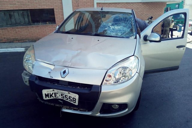 Um homem invadiu com um carro o calçadão de Lages atropelando várias pessoas , ele foi parado pela PM depois de receber um tiro durante a fuga. Um homem invadiu com um carro o calçadão de Lages atropelando várias pessoas , ele foi parado pela PM depois de receber um tiro durante a fuga.