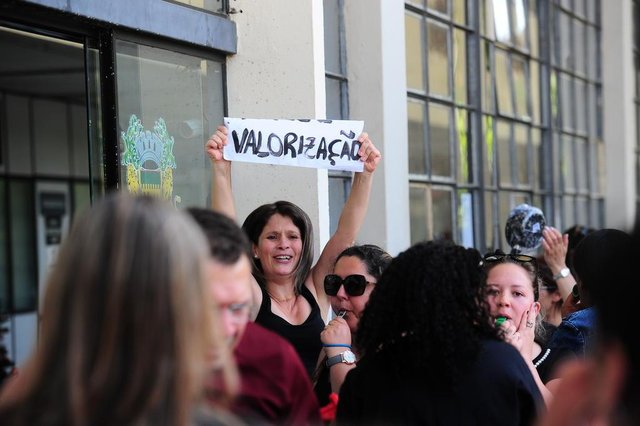 CAXIAS DO SUL, RS, BRASIL, 30/11/2017. Protesto de professores de escolinha em frente da Prefeitura. Eles estão cumprindo o expediente deles no pátio. (Porthus Junior/Agência RBS) CAXIAS DO SUL, RS, BRASIL, 30/11/2017. Protesto de professores de escolinha em frente da Prefeitura. Eles estão cumprindo o expediente deles no pátio. (Porthus Junior/Agência RBS)