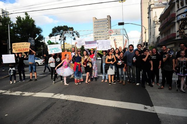 CAXIAS DO SUL, RS, BRASIL, 28/11/2017. Protesto de artistas caxienses na Sinimbu, contra as medidas do prefeito Daniel Guerra. (Porthus Junior/Agência RBS) CAXIAS DO SUL, RS, BRASIL, 28/11/2017. Protesto de artistas caxienses na Sinimbu, contra as medidas do prefeito Daniel Guerra. (Porthus Junior/Agência RBS)