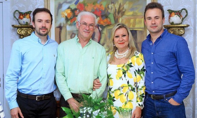 Uma pequena indústria de espelhos se projeta como a maior produtora de molduras, peças de acabamentos e decoração de residências e escritórios da América Latina. Mais um exemplo do empreendedorismo catarinense na criativa iniciativa de João Effting, em Braço do Norte. Hoje, a Indústria Santa Luzia reúne autoridades e convidados no Clube Cruzeiro para celebrar 75 anos. Tem mais de 500 empregados e usa o isopor e reciclados da indústria de refrigeradores de Joinville como matéria prima. A empresa tem na presidência Gilberto Zanetti e como diretores a esposa, Sônia, e os filhos Gustavo e Marcos. Uma pequena indústria de espelhos se projeta como a maior produtora de molduras, peças de acabamentos e decoração de residências e escritórios da América Latina. Mais um exemplo do empreendedorismo catarinense na criativa iniciativa de João Effting, em Braço do Norte. Hoje, a Indústria Santa Luzia reúne autoridades e convidados no Clube Cruzeiro para celebrar 75 anos. Tem mais de 500 empregados e usa o isopor e reciclados da indústria de refrigeradores de Joinville como matéria prima. A empresa tem na presidência Gilberto Zanetti e como diretores a esposa, Sônia, e os filhos Gustavo e Marcos.