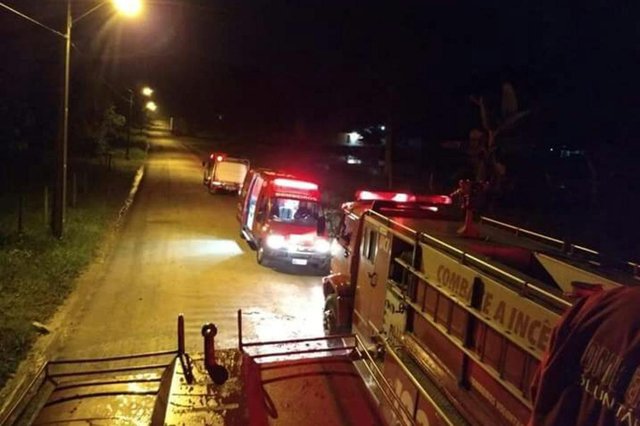 Bombeiros atendem incêndio de grandes proporções em Joinville Bombeiros atendem incêndio de grandes proporções em Joinville