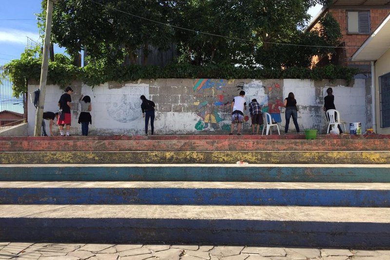Comunidade escolar se une para construção de horta e revitalização de muros na Escola Ester Benvenutti, em Caxias do Sul
