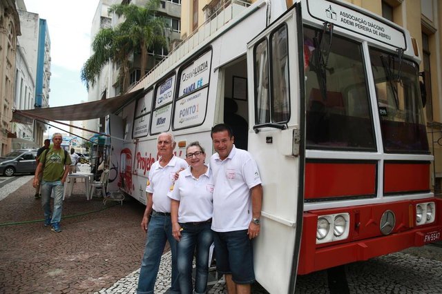 FLORIANOPOLIS, SC, BRASIL, 03/12/2017 - Projeto Solidario - atenção aos moradores de rua no centro de Florianopolis - Equipe de voluntarios oferecem servicos de corte de cabelo, odontologia e disponibilizam roupas aos moradores de rua.Foto: (E-D) Ivo da Silva, Vera Lúcia Alves e Diácono Ricardo José de SouzaLocal: FlorianópolisIndexador: Betina HumeresFonte: Diário Catarinense FLORIANOPOLIS, SC, BRASIL, 03/12/2017 - Projeto Solidario - atenção aos moradores de rua no centro de Florianopolis - Equipe de voluntarios oferecem servicos de corte de cabelo, odontologia e disponibilizam roupas aos moradores de rua.Foto: (E-D) Ivo da Silva, Vera Lúcia Alves e Diácono Ricardo José de SouzaLocal: FlorianópolisIndexador: Betina HumeresFonte: Diário Catarinense