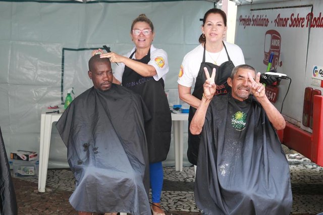 FLORIANOPOLIS, SC, BRASIL, 03/12/2017 - Projeto Solidario - atenção aos moradores de rua no centro de Florianopolis - Equipe de voluntarios oferecem servicos de corte de cabelo, odontologia e disponibilizam roupas aos moradores de rua.Foto: (D-E) Francelino de Souza e Valssonir LimaLocal: FlorianópolisIndexador: Betina HumeresFonte: Diário Catarinense FLORIANOPOLIS, SC, BRASIL, 03/12/2017 - Projeto Solidario - atenção aos moradores de rua no centro de Florianopolis - Equipe de voluntarios oferecem servicos de corte de cabelo, odontologia e disponibilizam roupas aos moradores de rua.Foto: (D-E) Francelino de Souza e Valssonir LimaLocal: FlorianópolisIndexador: Betina HumeresFonte: Diário Catarinense