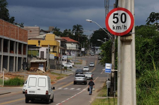 Blumenau - SC - Brasil - 17112017 - Padronização de velocidade, rua Guilherme Poerner bairro Passo Manso. Blumenau - SC - Brasil - 17112017 - Padronização de velocidade, rua Guilherme Poerner bairro Passo Manso.