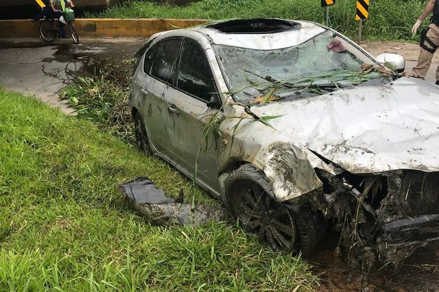 Duas mulheres e um homem morreram em um grave acidente na madrugada desta segunda-feira (04) na BR-101 em Itajaí, no Litoral Norte de SC. O carro onde eles estavam, um  Subaru Impreza, com placas de Brusque, saiu da pista no Km 122,8 e caiu no rio Itajaí-Mirim às 4h55min, de acordo com informações da Polícia Rodoviária Federal (PRF). 