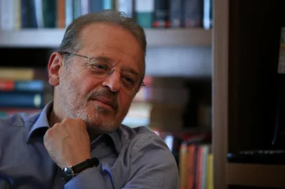  PORTO ALEGRE, RS, BRASIL - Ex-governador Tarso Genro concede entrevista para Zero Hora em seu escritório.