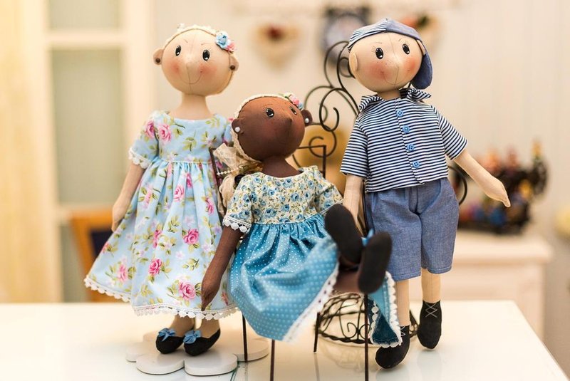 Criados por Mara Solange Couto, da Feitiços de Pano,  os quatro bonecos foram desenvolvidos  sem cabelo, uma forma de simbolizar a luta contra o câncer infantil.