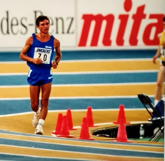 MEMÓRIA ¿ acervo pessoal/por wattsapSergio Galdino, de Blumenau, o grande campeão catarinense e brasileiro da marcha atlética, hoje diretor técnico da Fundação Municipal de Esportes de Blumenau, em chegada especial no mundial de atletismo em pista coberta em Toronto no Canadá. Foi em 1993. MEMÓRIA ¿ acervo pessoal/por wattsapSergio Galdino, de Blumenau, o grande campeão catarinense e brasileiro da marcha atlética, hoje diretor técnico da Fundação Municipal de Esportes de Blumenau, em chegada especial no mundial de atletismo em pista coberta em Toronto no Canadá. Foi em 1993.