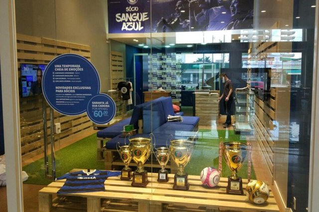 Crescimento ¿ foto divulgação/por wattsapO Tubarão inaugurou ontem à noite sua loja de troféus no Farol Shopping. Todas as conquistas da equipe profissional e da base do clube nos últimos dois anos estão ali representadas. Crescimento ¿ foto divulgação/por wattsapO Tubarão inaugurou ontem à noite sua loja de troféus no Farol Shopping. Todas as conquistas da equipe profissional e da base do clube nos últimos dois anos estão ali representadas.
