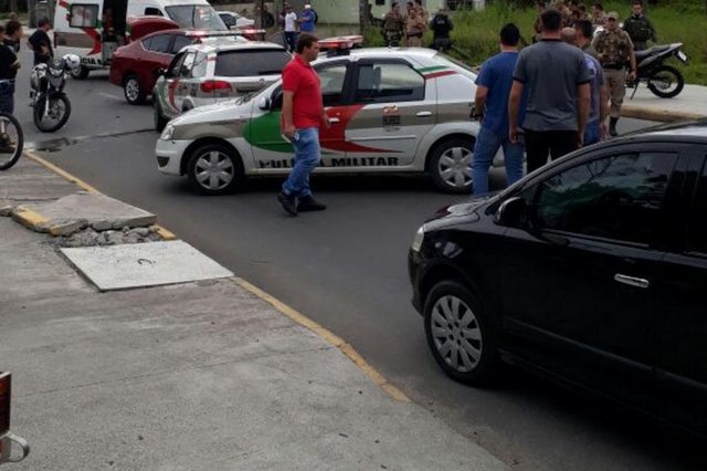 colisão entre carro nissan versa, usado por uber, que havia sido roubado, e uma viatura da polícia militar de joinville colisão entre carro nissan versa, usado por uber, que havia sido roubado, e uma viatura da polícia militar de joinville