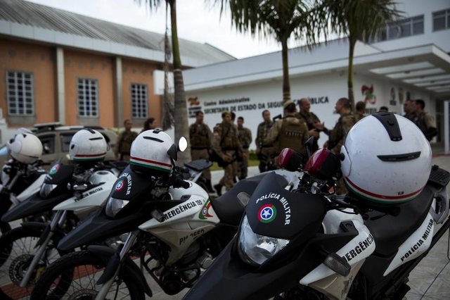 FLORIANÓPOLIS, SC, BRASIL, 05-12-2017 - Policiais militares se reúnem em frente ao prédio da Secretaria de Segurança Pública após operação na comunidade da Maloca, a qual deixou um homem morto. Traficantes receberam a tiros os policiais e houve confronto. FLORIANÓPOLIS, SC, BRASIL, 05-12-2017 - Policiais militares se reúnem em frente ao prédio da Secretaria de Segurança Pública após operação na comunidade da Maloca, a qual deixou um homem morto. Traficantes receberam a tiros os policiais e houve confronto.