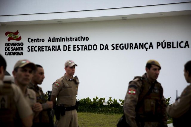 FLORIANÓPOLIS, SC, BRASIL, 05-12-2017 - Policiais militares se reúnem em frente ao prédio da Secretaria de Segurança Pública após operação na comunidade da Maloca, a qual deixou um homem morto. Traficantes receberam a tiros os policiais e houve confronto. FLORIANÓPOLIS, SC, BRASIL, 05-12-2017 - Policiais militares se reúnem em frente ao prédio da Secretaria de Segurança Pública após operação na comunidade da Maloca, a qual deixou um homem morto. Traficantes receberam a tiros os policiais e houve confronto.