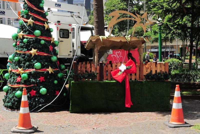  CAXIAS DO SUL, RS, BRASIL, 05/12/2017 - Decoração Natalina na Praça Dante Alighieri. (Marcelo Casagrande/Agência RBS)