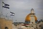 Israeli flags fly near the Dome of the Rock in the Al-Aqsa mosque compound on December 5, 2017.The EU's diplomatic chief Federica Mogherini said that the status of Jerusalem must be resolved "through negotiations", as US President Donald Trump mulls recognising the city as the capital of Israel. / AFP PHOTO / THOMAS COEX