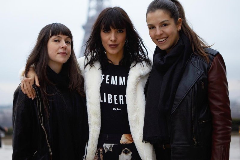 Gabriela Pessoli, Coralie Joos e Manuela Horn no backstage da campanha da marca Vest Prado em Paris. 