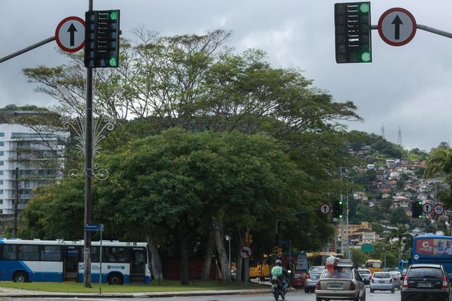 FLORIANOPOLIS, SC, BRASIL, 01/12/2017 - O Jornal Hora foi verificar como estao os semaforos que apresentavam problemas de sincronia e a sinalizacao sonora para pedestres no centro de FlorianopolisFoto: Semáforo na Avenida Paulo Fontes, em frente à praça da maçonaria = sincronizadosLocal: FlorianópolisIndexador: Betina HumeresFonte: Diário Catarinense FLORIANOPOLIS, SC, BRASIL, 01/12/2017 - O Jornal Hora foi verificar como estao os semaforos que apresentavam problemas de sincronia e a sinalizacao sonora para pedestres no centro de FlorianopolisFoto: Semáforo na Avenida Paulo Fontes, em frente à praça da maçonaria = sincronizadosLocal: FlorianópolisIndexador: Betina HumeresFonte: Diário Catarinense