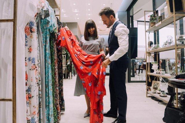 Deislei Bayer e Jeferson Iensen comemoraram com amigos e convidados o lançamento da marca de vestidos da estilista e que traz uma proposta bem feminina para as mulheres: For Dress And Love, como diz a marca para vestir e amar. Na foto o marido todo orgulhoso das belíssimas criações da esposa. Sucesso para a dupla! Deislei Bayer e Jeferson Iensen comemoraram com amigos e convidados o lançamento da marca de vestidos da estilista e que traz uma proposta bem feminina para as mulheres: For Dress And Love, como diz a marca para vestir e amar. Na foto o marido todo orgulhoso das belíssimas criações da esposa. Sucesso para a dupla!