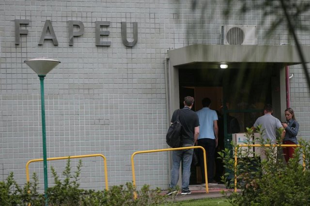 POLÍCIA FEDERAL DEFLAGRA OPERAÇÃO QUE COMBATE O DESVIO DE RECURSOS PÚBLICOS FEDERAIS Florianópolis/SC ¿ A Polícia Federal, em trabalho conjunto com CGU e TCU, deflagrou hoje, 7/12, a Operação Torre de Marfim, que tem como objetivo apurar aplicação irregular de verbas públicas federais destinadas a projetos de pesquisa desenvolvidos por Fundações de Apoio da UFSC. POLÍCIA FEDERAL DEFLAGRA OPERAÇÃO QUE COMBATE O DESVIO DE RECURSOS PÚBLICOS FEDERAIS Florianópolis/SC ¿ A Polícia Federal, em trabalho conjunto com CGU e TCU, deflagrou hoje, 7/12, a Operação Torre de Marfim, que tem como objetivo apurar aplicação irregular de verbas públicas federais destinadas a projetos de pesquisa desenvolvidos por Fundações de Apoio da UFSC.