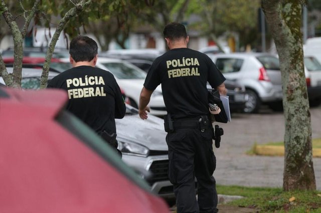 POLÍCIA FEDERAL DEFLAGRA OPERAÇÃO QUE COMBATE O DESVIO DE RECURSOS PÚBLICOS FEDERAIS Florianópolis/SC ¿ A Polícia Federal, em trabalho conjunto com CGU e TCU, deflagrou hoje, 7/12, a Operação Torre de Marfim, que tem como objetivo apurar aplicação irregular de verbas públicas federais destinadas a projetos de pesquisa desenvolvidos por Fundações de Apoio da UFSC. POLÍCIA FEDERAL DEFLAGRA OPERAÇÃO QUE COMBATE O DESVIO DE RECURSOS PÚBLICOS FEDERAIS Florianópolis/SC ¿ A Polícia Federal, em trabalho conjunto com CGU e TCU, deflagrou hoje, 7/12, a Operação Torre de Marfim, que tem como objetivo apurar aplicação irregular de verbas públicas federais destinadas a projetos de pesquisa desenvolvidos por Fundações de Apoio da UFSC.